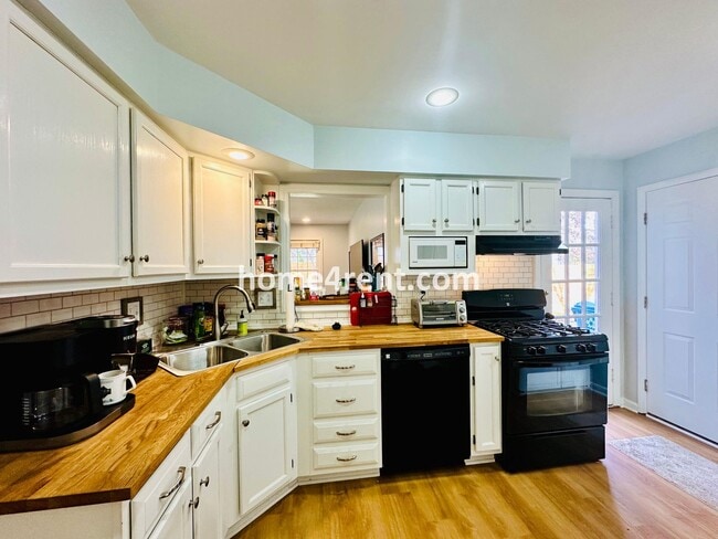 Building Photo - Charming, Prairie Village Home in a Quiet Neighborhood with Wood Floors and a Fenced Yard!