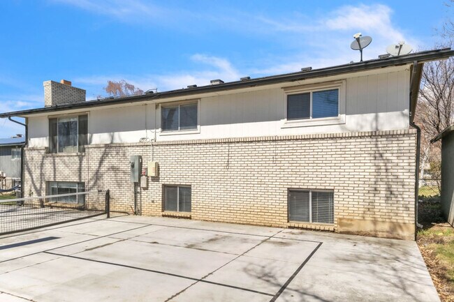 Building Photo - 423 W 1640 S