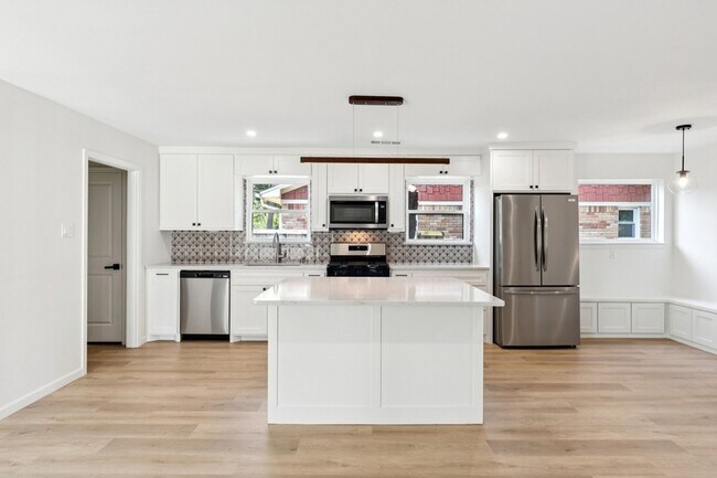 Building Photo - 8566 Sweetwood Dr