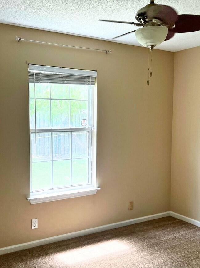 Building Photo - Charming 4/2 with fenced in yard