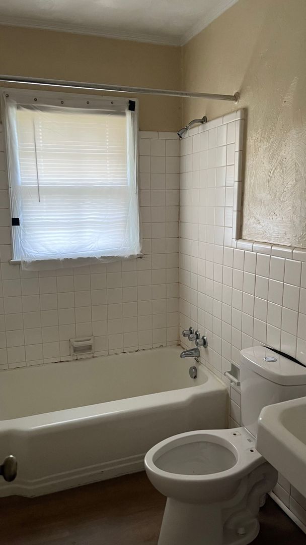 Building Photo - 1701-4 Queens Rd.