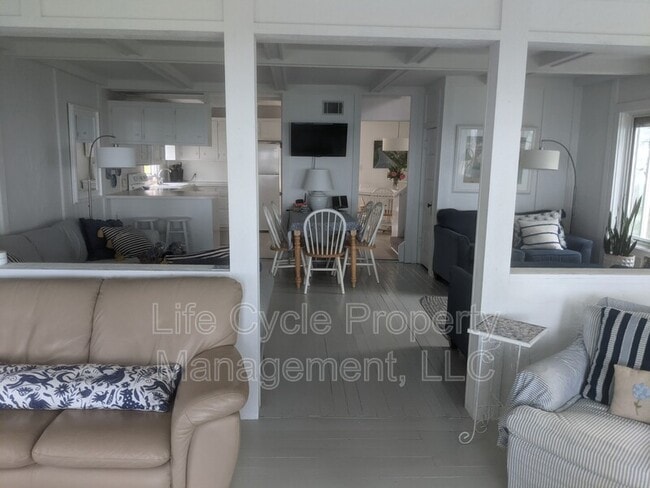 Building Photo - 2421 Lakefront Dr