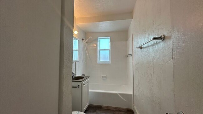 Building Photo - Spacious 3 Bed, 2 Bath Just Minutes from the Beach