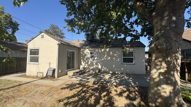 Building Photo - 1037 N Highland St