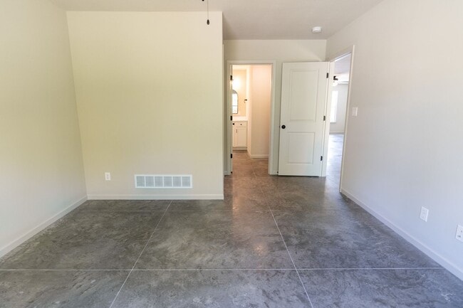 Building Photo - 3 Bed, 2 Bath New Build Home