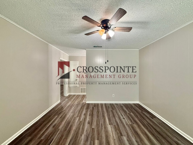 Building Photo - 2 Bedroom 1.5 Bathroom Triplex in Tyler!