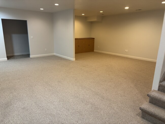 Building Photo - 85 330 E