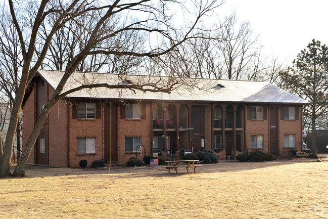 Building Photo - Via Manor