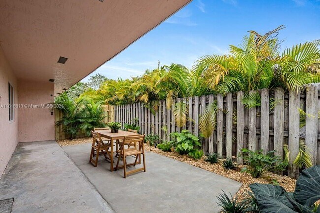Building Photo - 817 Tequesta St