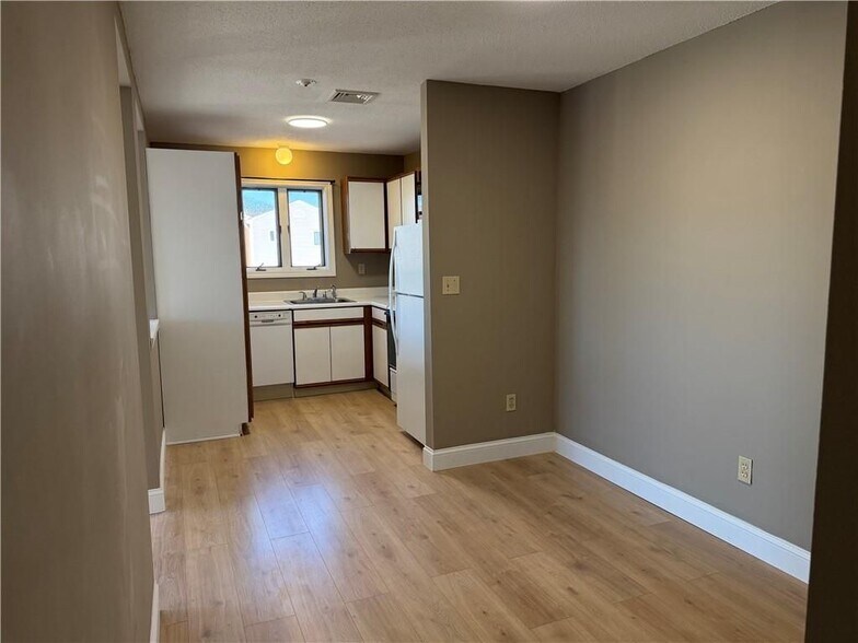 Building Photo - 724 Beverage Hill Ave