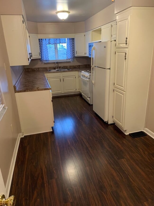 Building Photo - Beautiful Renovated 3/1.5 Home in Beechvie...