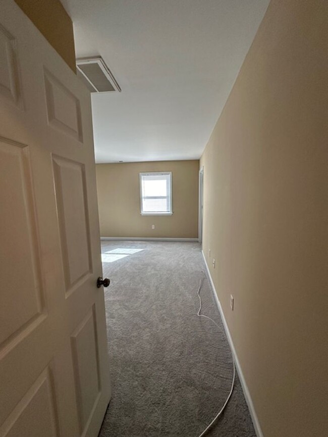 Building Photo - 3 Bedroom 2 Bathroom Duplex