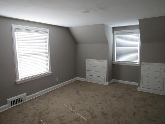 Building Photo - Cape Cod 3bed 1.5 bath in Westwood Hills, KS