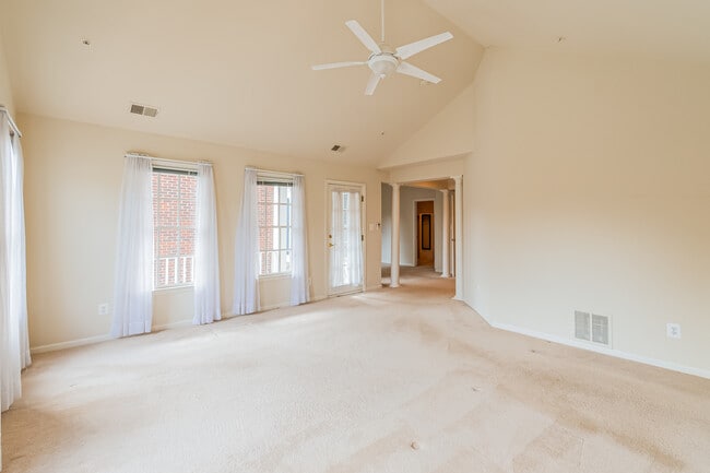 Building Photo - 513 Rosebush Ln