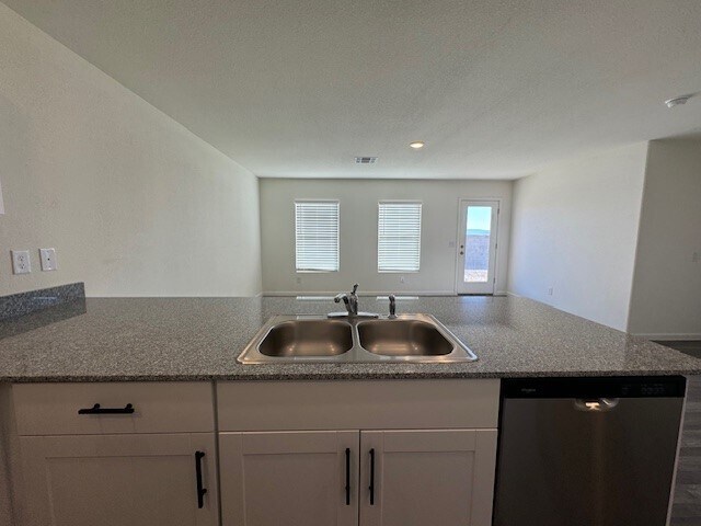 Open floorplan kitchen/living room - 2208 E Clear Creek Dr