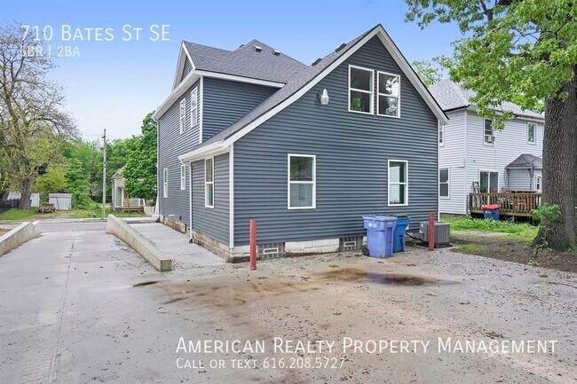 Building Photo - 710 Bates St SE