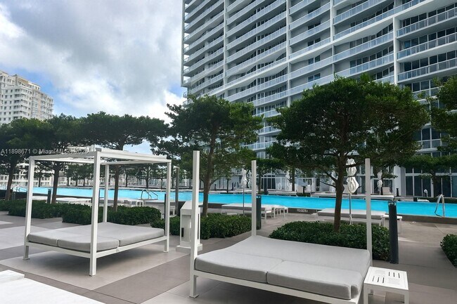 Building Photo - 475 Brickell Ave