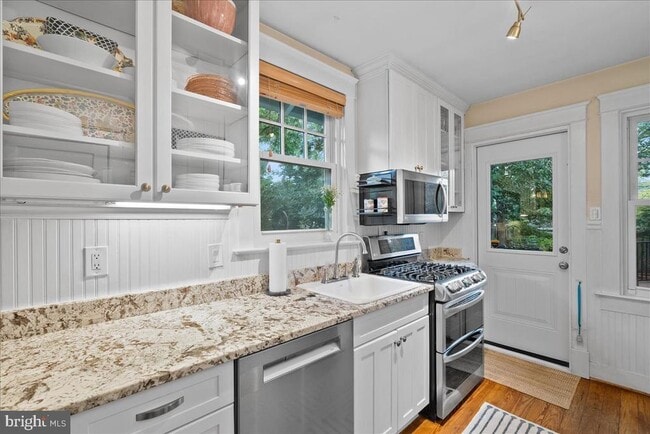 Building Photo - 23 E Walnut St