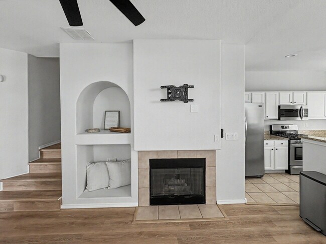 Building Photo - 6501 San Antonio Dr NE