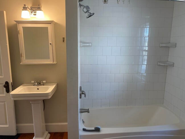 Building Photo - Charming & Spacious 3-Bedroom Home in the ...