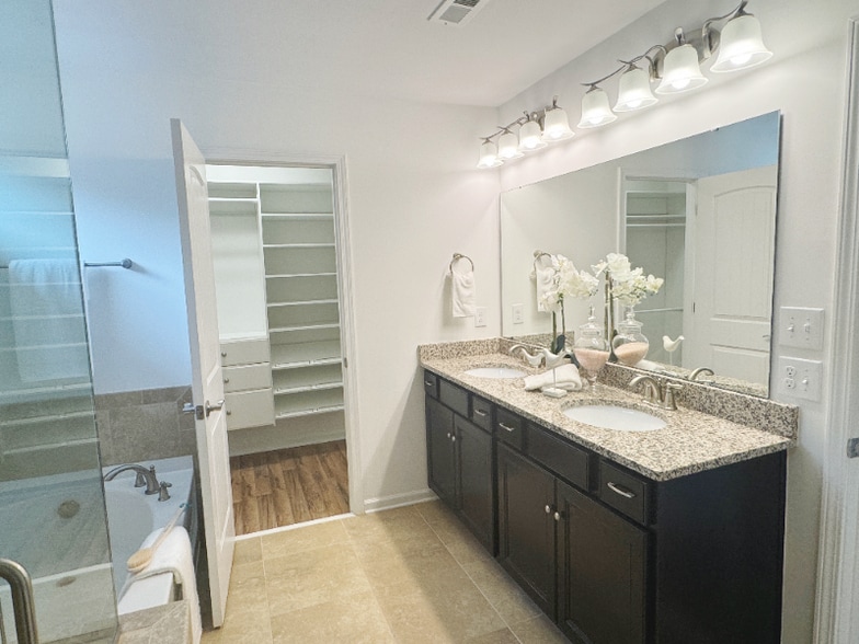 Building Photo - 2800 Lemnos Dr