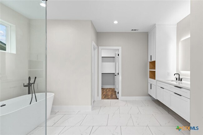 Building Photo - 2204 Magnolia Dr