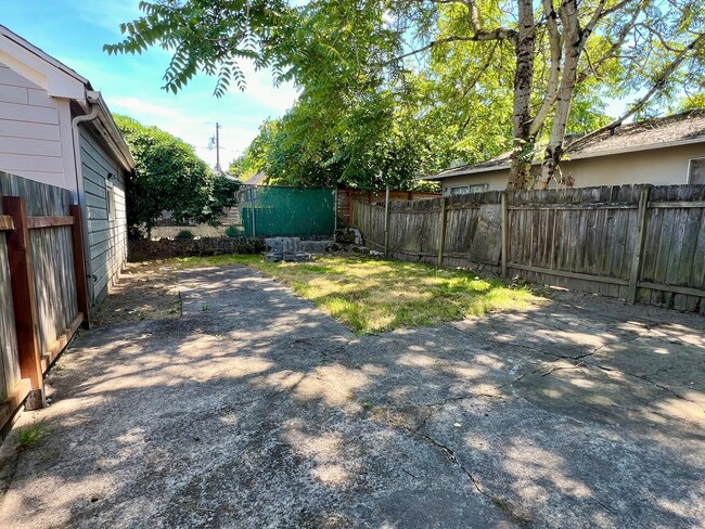 Building Photo - Charming Clinton Neighborhood Home 2 Bed 2 Bath — Close to Downtown & Division Street!