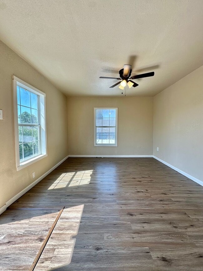 Building Photo - NOW AVAILABLE - Remodeled 1 Bedroom Apartment + Water/Sewer/Trash Included!