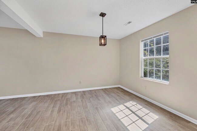 Building Photo - 605 N Donar Dr