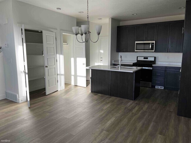 Building Photo - 4 br, 3.5 bath Townhome - 2021 South Sawmi...