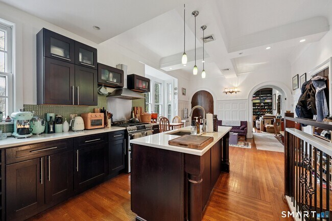 Building Photo - 591 Orange St