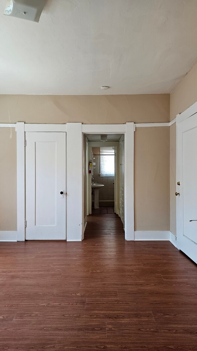 Building Photo - 325 E Saint James St