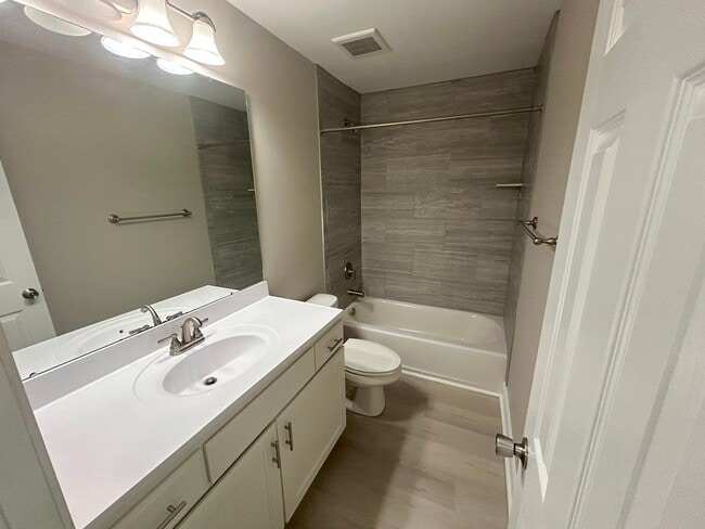 Building Photo - Updated two bedroom condo in Hampstead!
