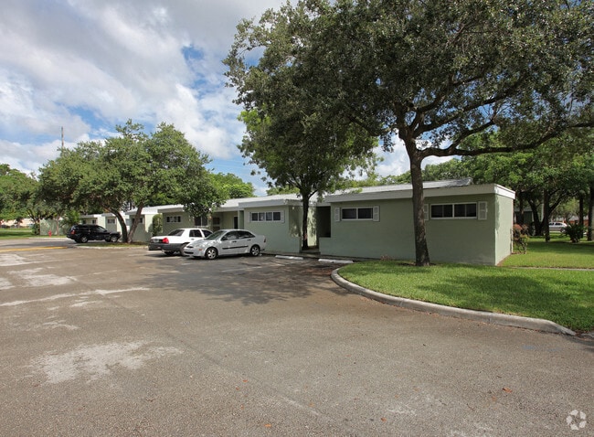 Building Photo - Dixie Manor