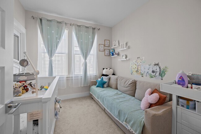 Building Photo - 644 W End Dr