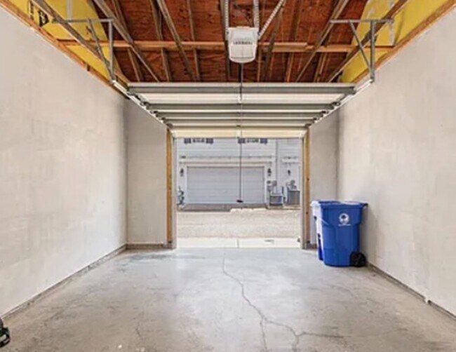 Building Photo - Market Common townhouse with garage!!