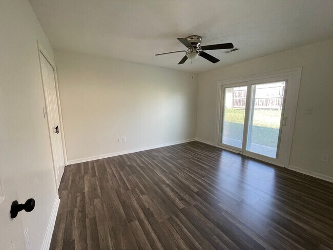 Building Photo - 115 Stone Tree Dr