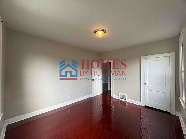 Building Photo - Two Bedroom House | Move in Ready