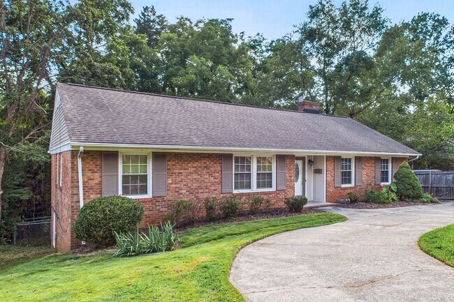 Building Photo - Large Home in Guilford Hills, Hardwood Flo...