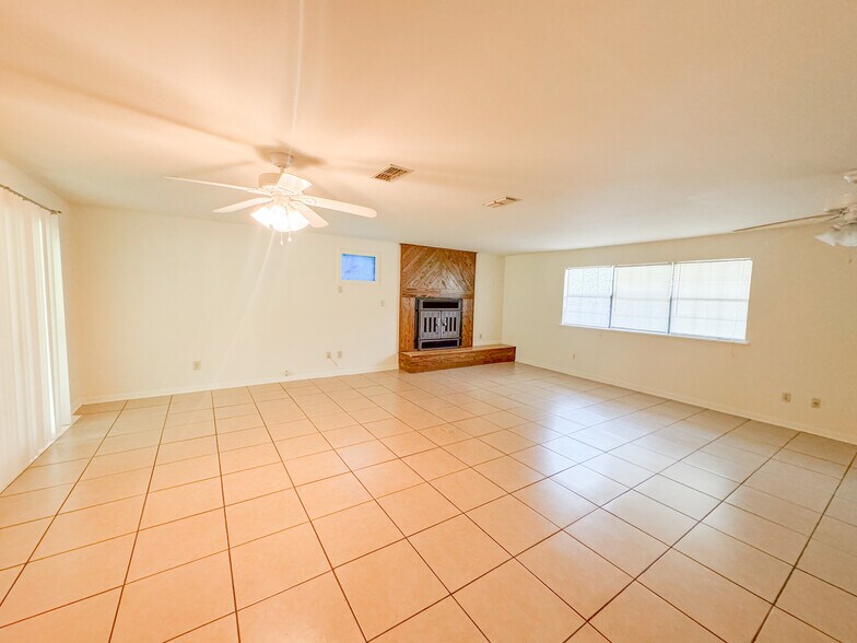 Building Photo - 806 Evelyn Ct
