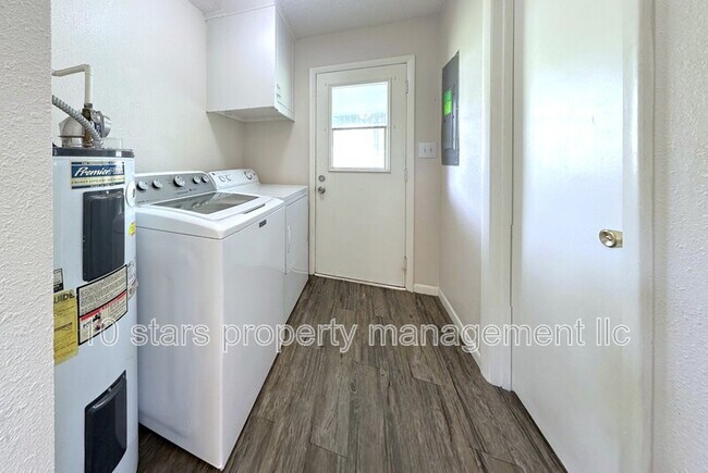 Building Photo - 31211 Stoney Brook Dr