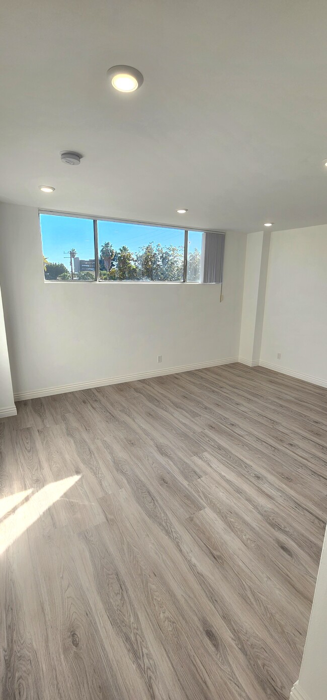 Master Bedroom - 303 N Swall Dr