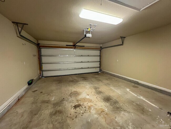 Building Photo - 202 Creekview Dr