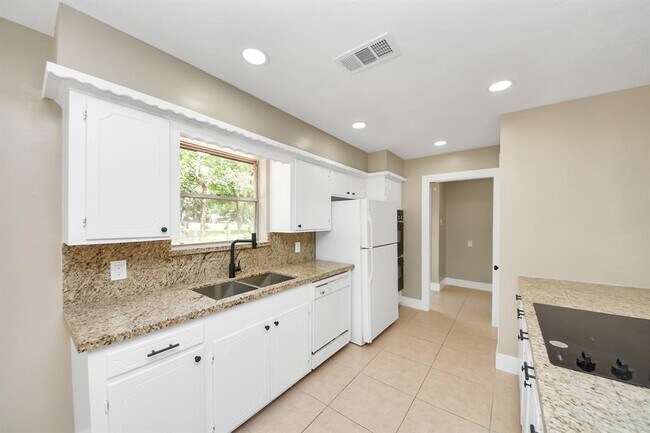 Building Photo - 11811 Campos Dr