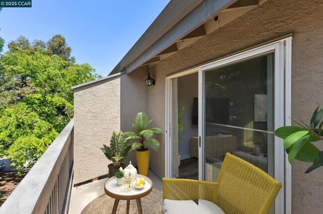 Building Photo - 3847 Vineyard Ave
