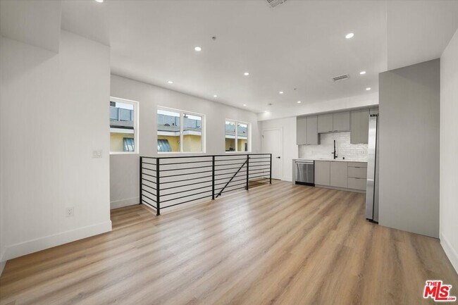 Building Photo - 912 N Hudson Ave