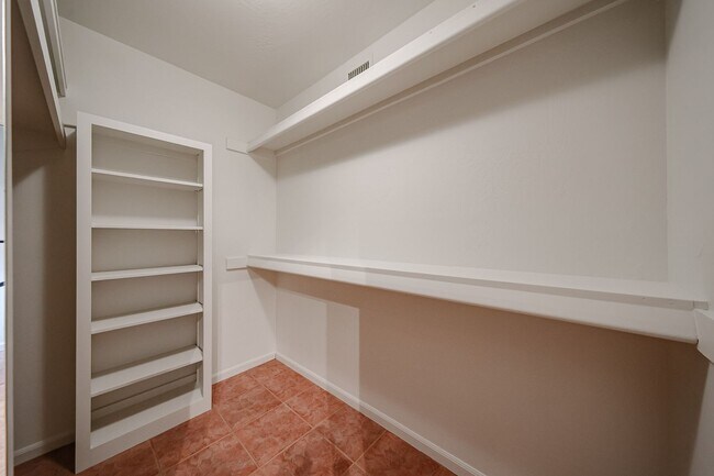 Building Photo - Scottsdale Country Club Living!