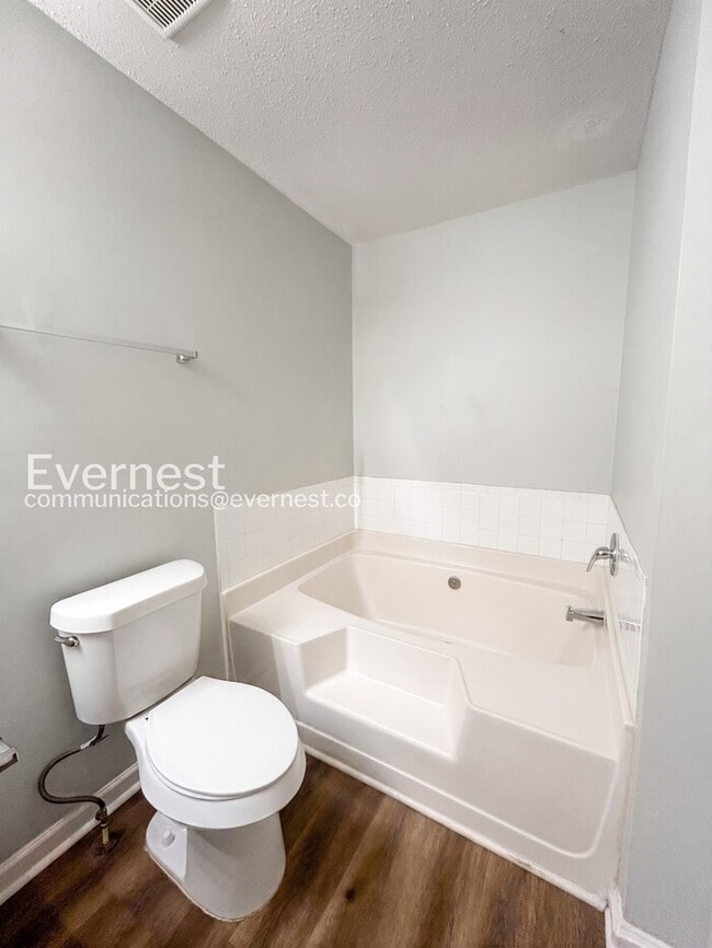 Building Photo - 5544 Bluegrass Dr