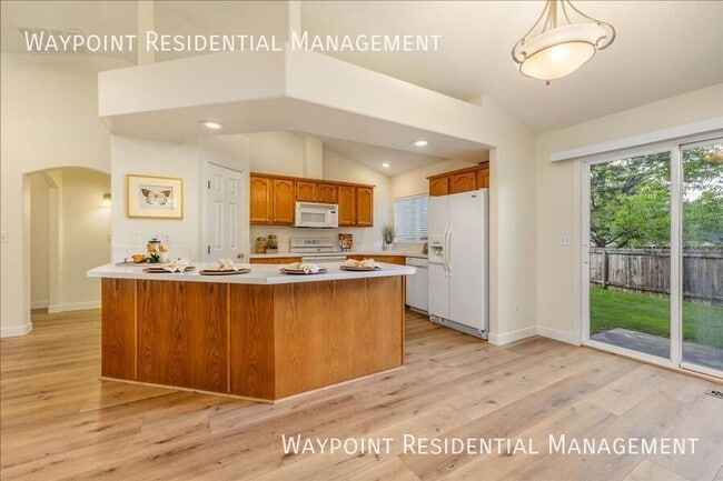 Building Photo - 1095 N Marsh Hawk Pl