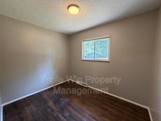 Building Photo - 675 Lilac Dr